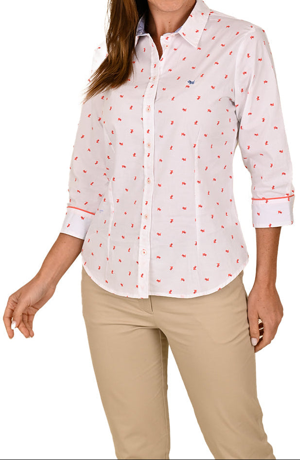 Mujer vistiendo blusa blanca Ferrioni Internazionale de algodón con estampado de caballitos rojos y manga tres cuartos