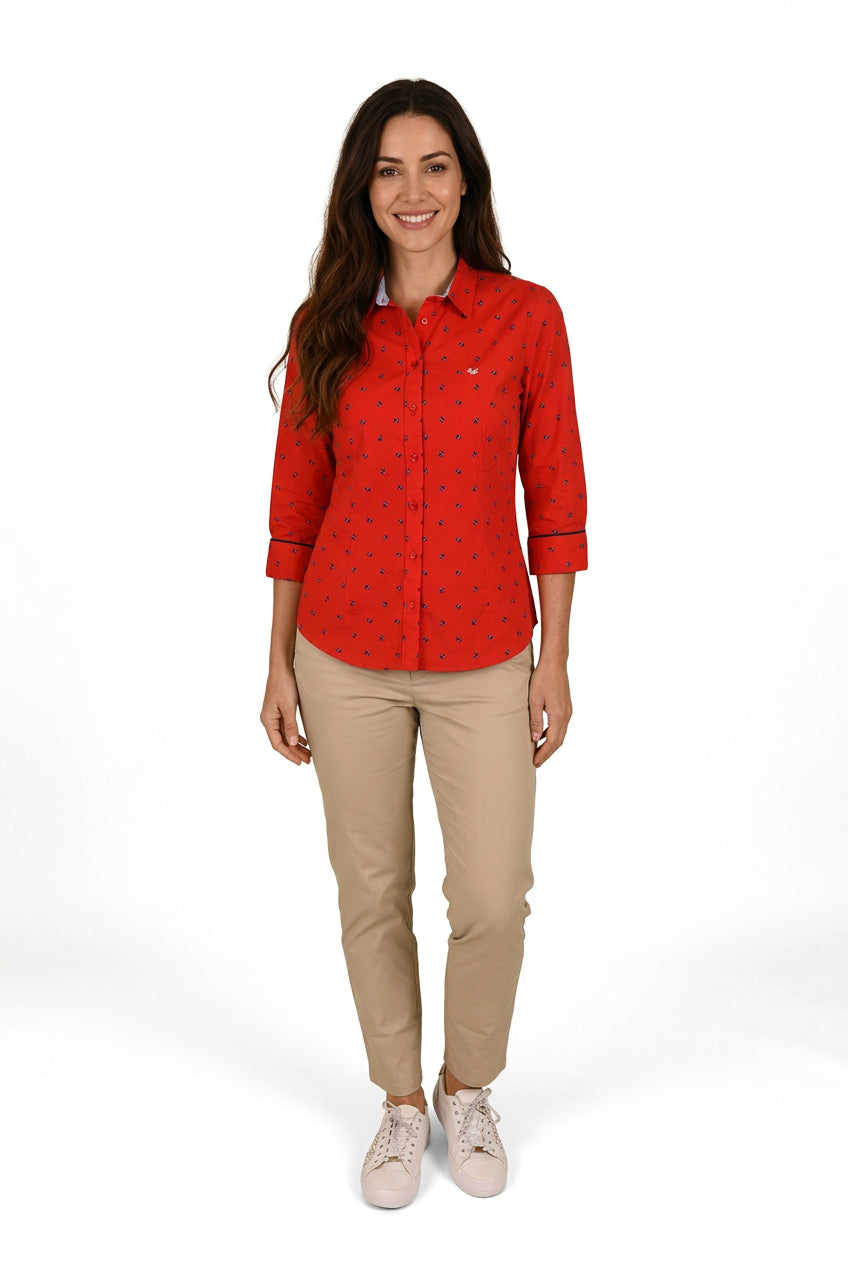 Modelo vistiendo blusa roja Ferrioni Internazionale de algodón con estampado y manga tres cuartos y pantalón beige