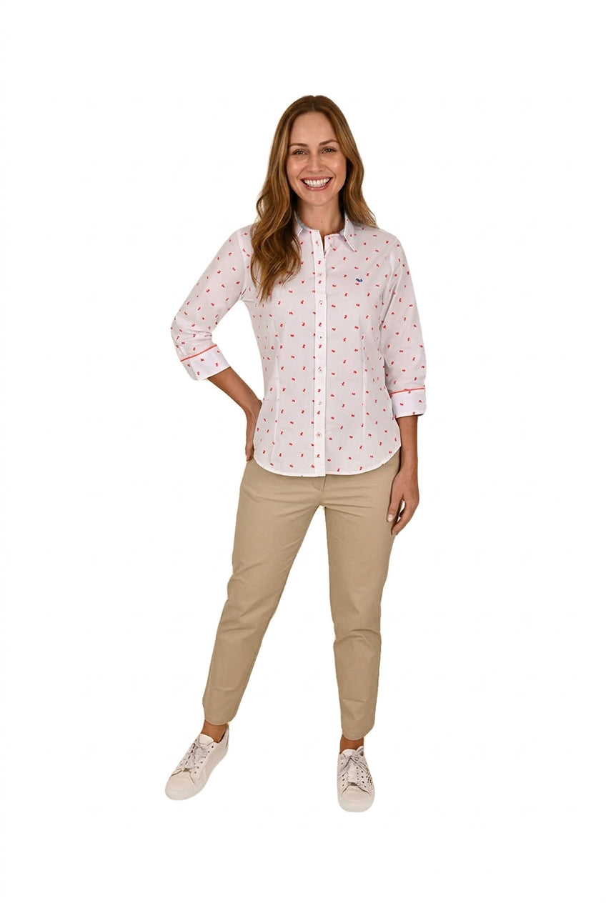 Modelo vistiendo blusa blanca Ferrioni Internazionale de algodón con estampado rojo y mangas tres cuartos