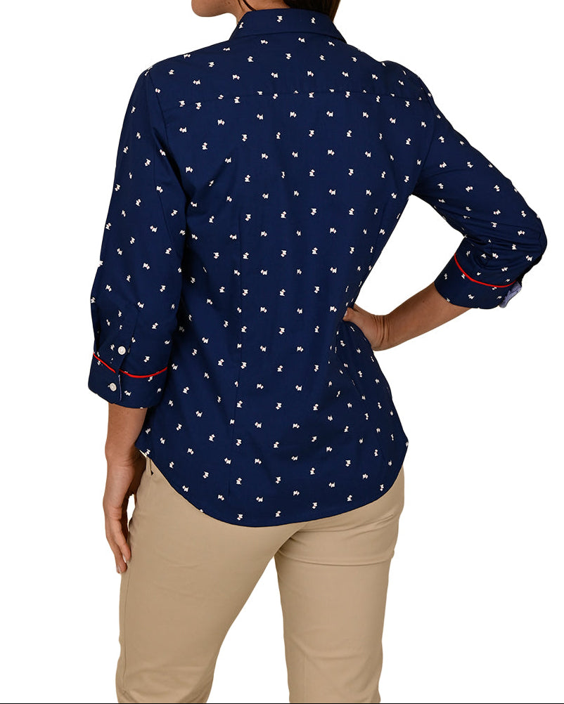 Blusa Sammy Ferrioni Internazionale azul marino con estampado de perritos, manga 3/4 y detalle de ribete rojo